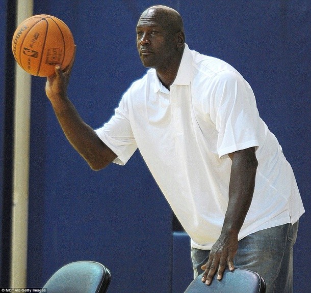 Đã nghỉ hưu, nhưng Jordan vẫn rất bận rộn. Ông là chủ sở hữu của Charlotte Bobcats, một CLB đang chơi ở NBA. Và Jordan luôn tới phòng gym để hướng dẫn các cầu thủ của mình những động tác hay.